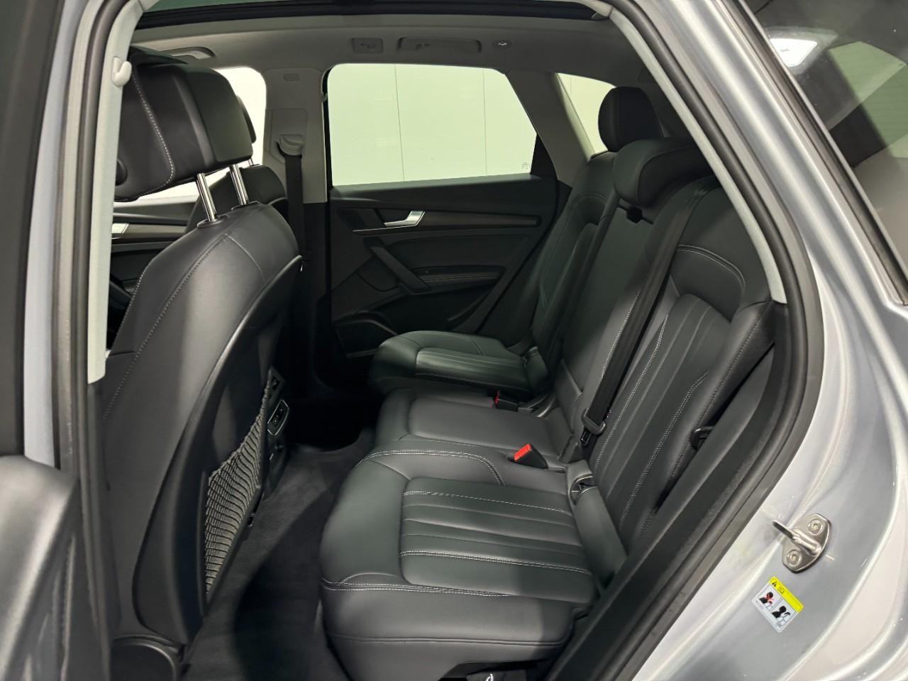 Audi Q5 Vehicle Full-screen Gallery Image 08