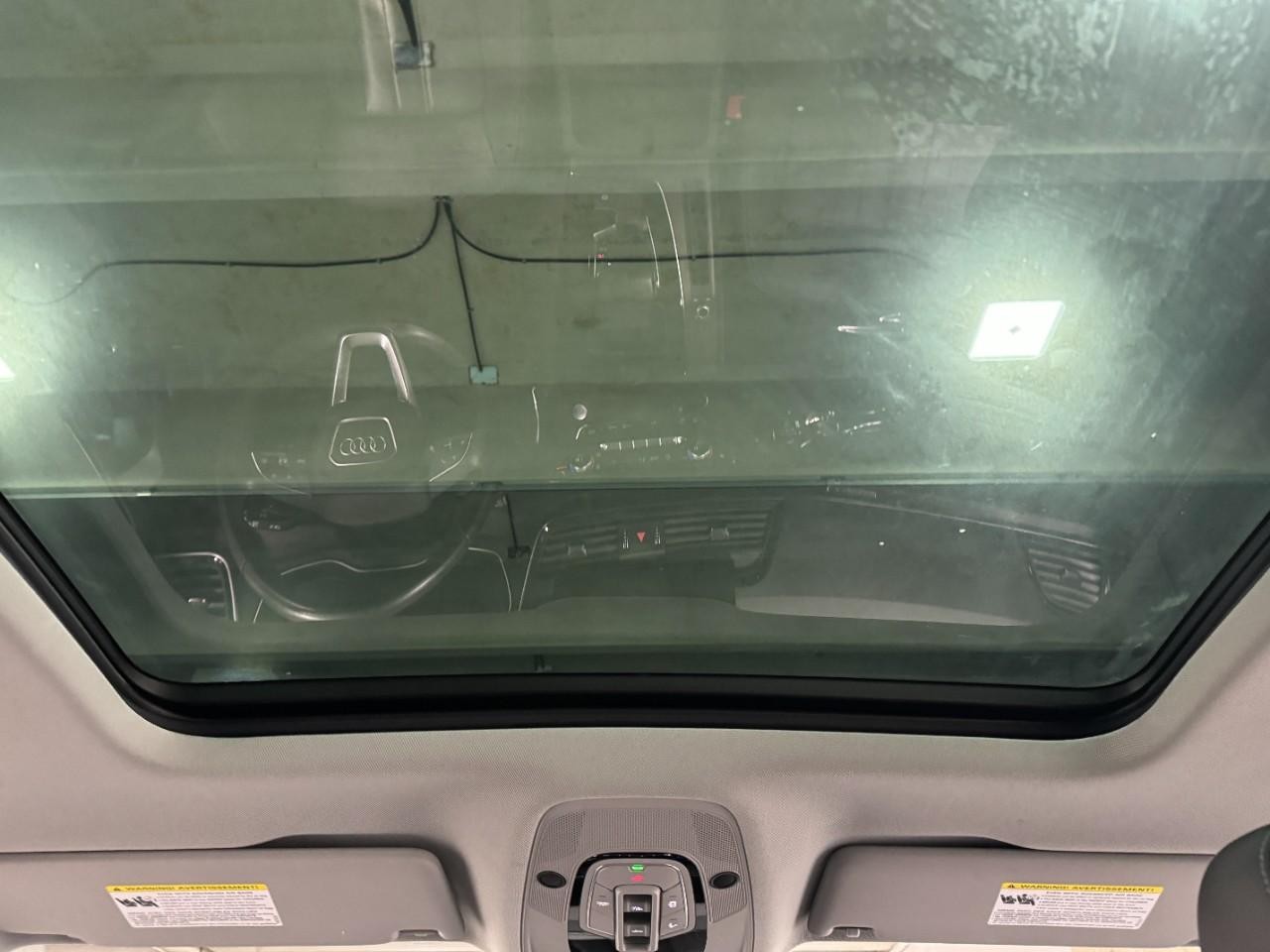 Audi Q5 Vehicle Full-screen Gallery Image 12