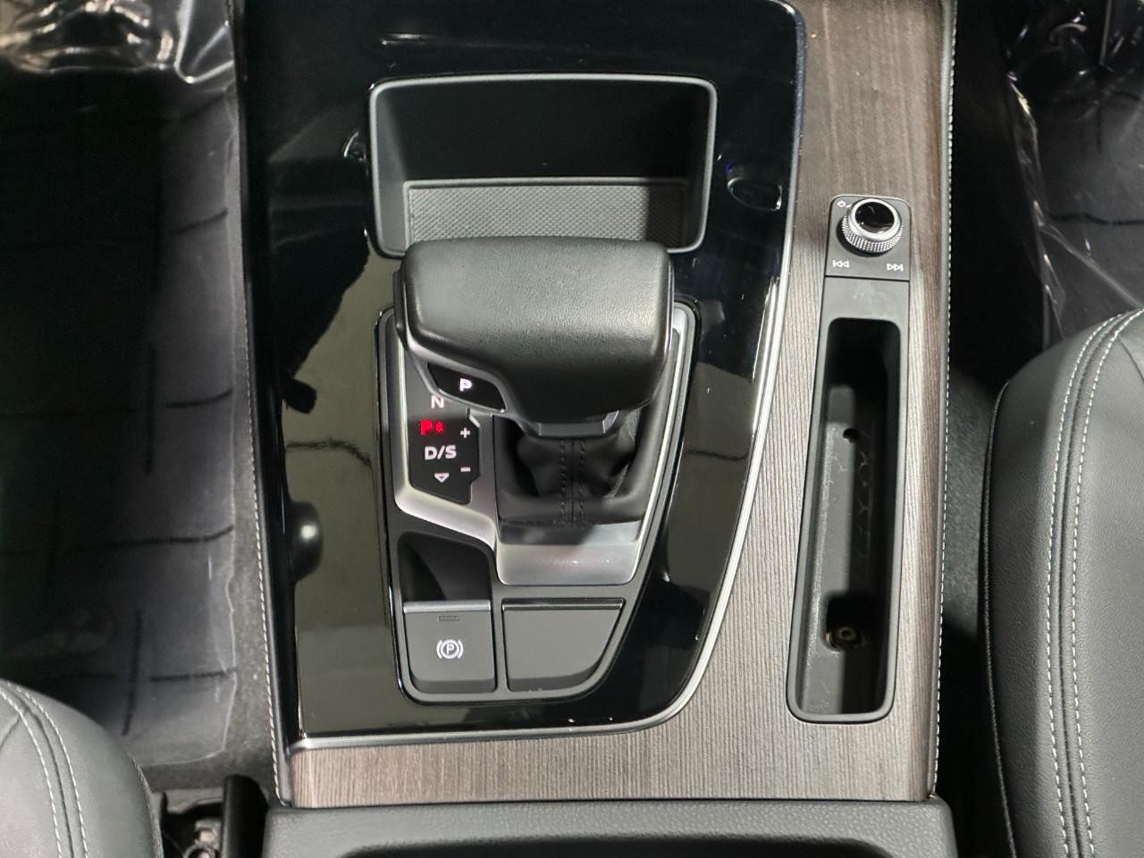 Audi Q5 Vehicle Full-screen Gallery Image 17