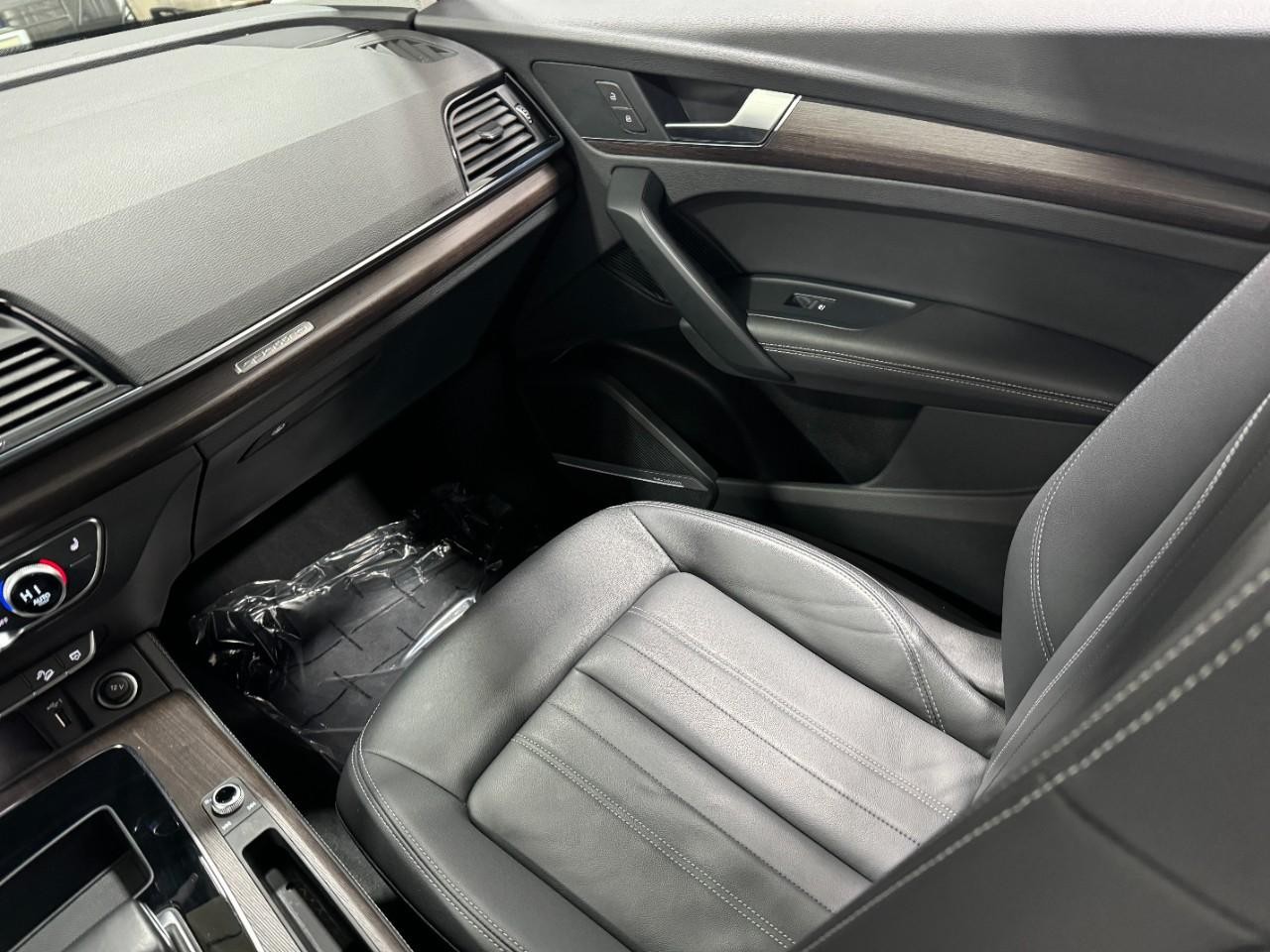 Audi Q5 Vehicle Full-screen Gallery Image 18