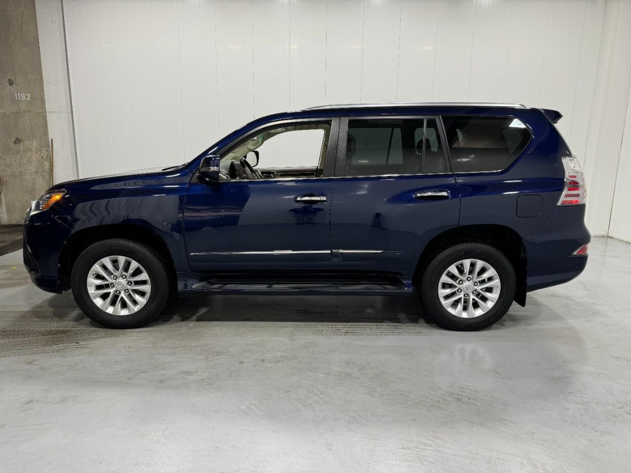 Lexus GX Vehicle Full-screen Gallery Image 2