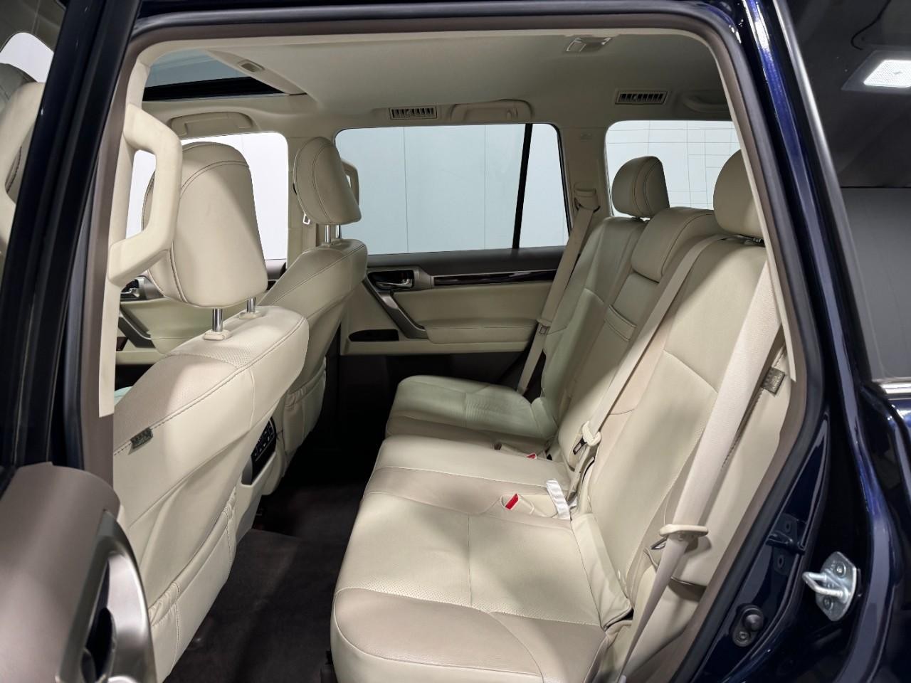 Lexus GX Vehicle Full-screen Gallery Image 8