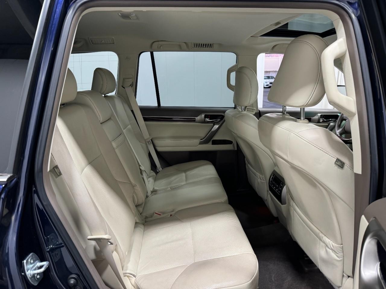 Lexus GX Vehicle Full-screen Gallery Image 10