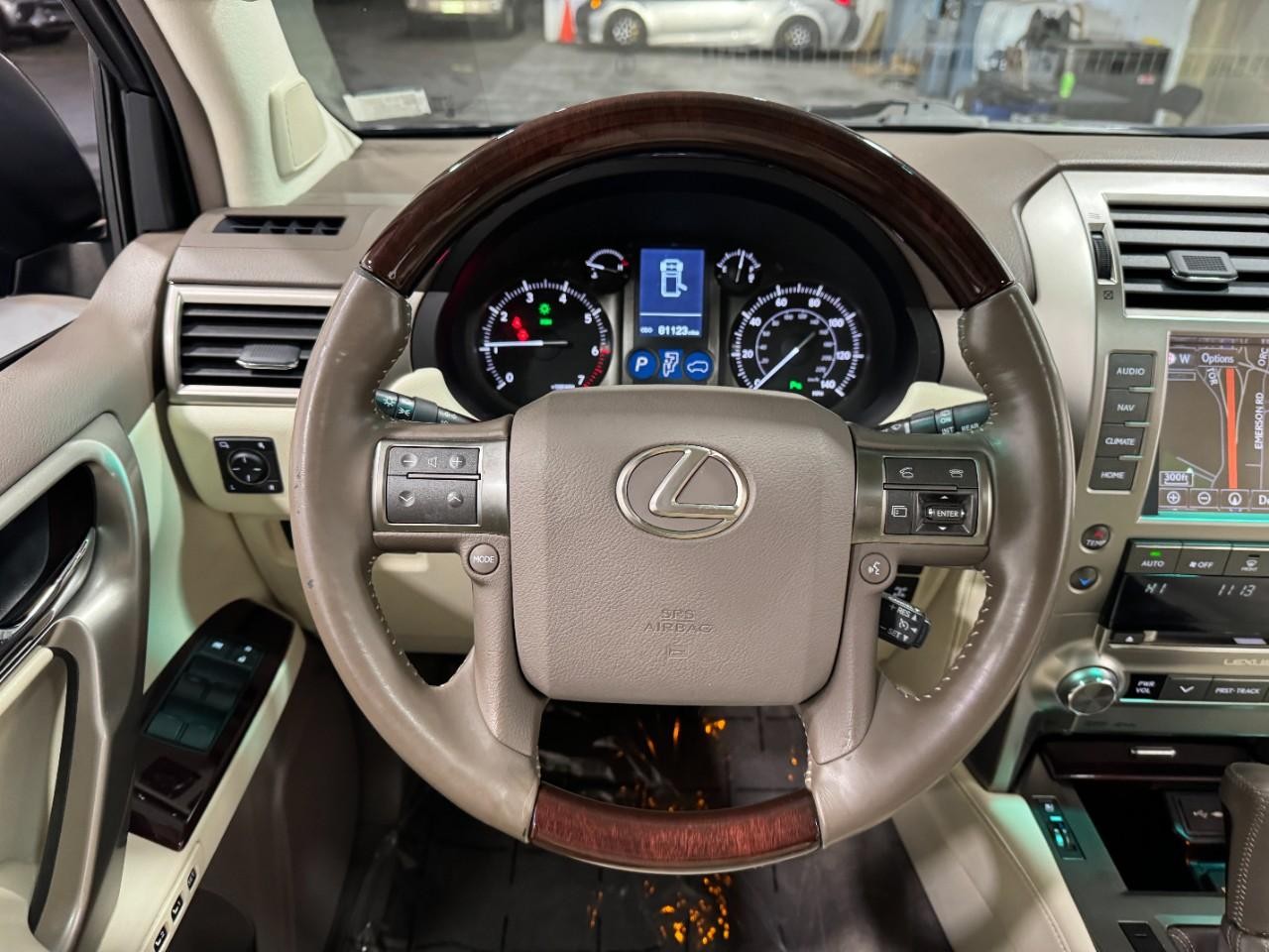 Lexus GX Vehicle Full-screen Gallery Image 14
