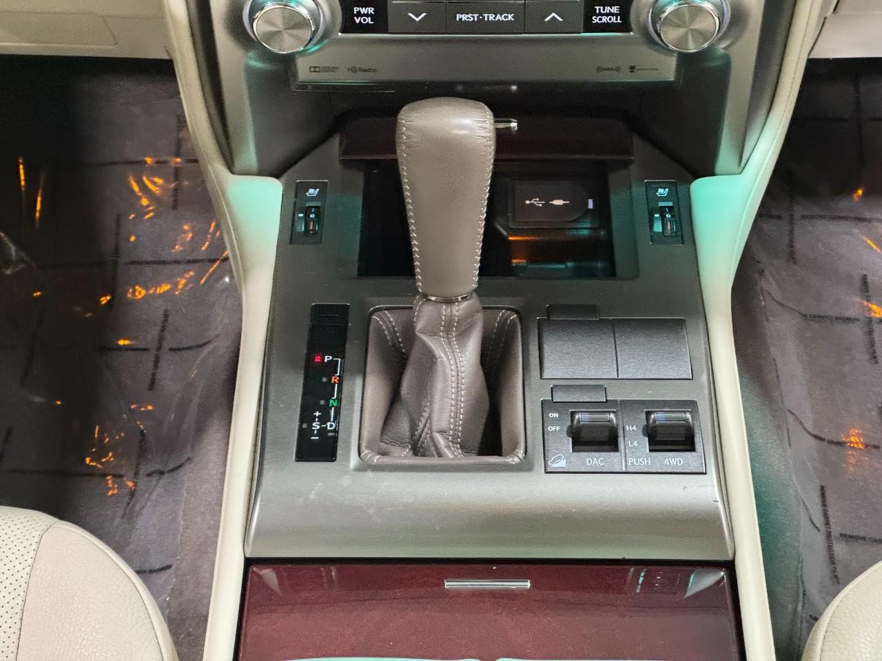 Lexus GX Vehicle Full-screen Gallery Image 17