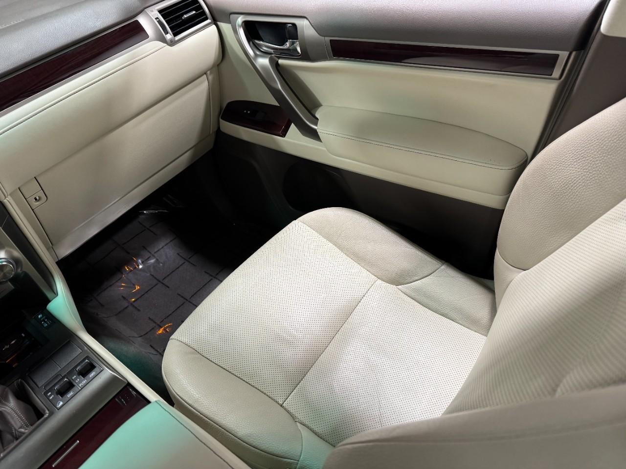 Lexus GX Vehicle Full-screen Gallery Image 18