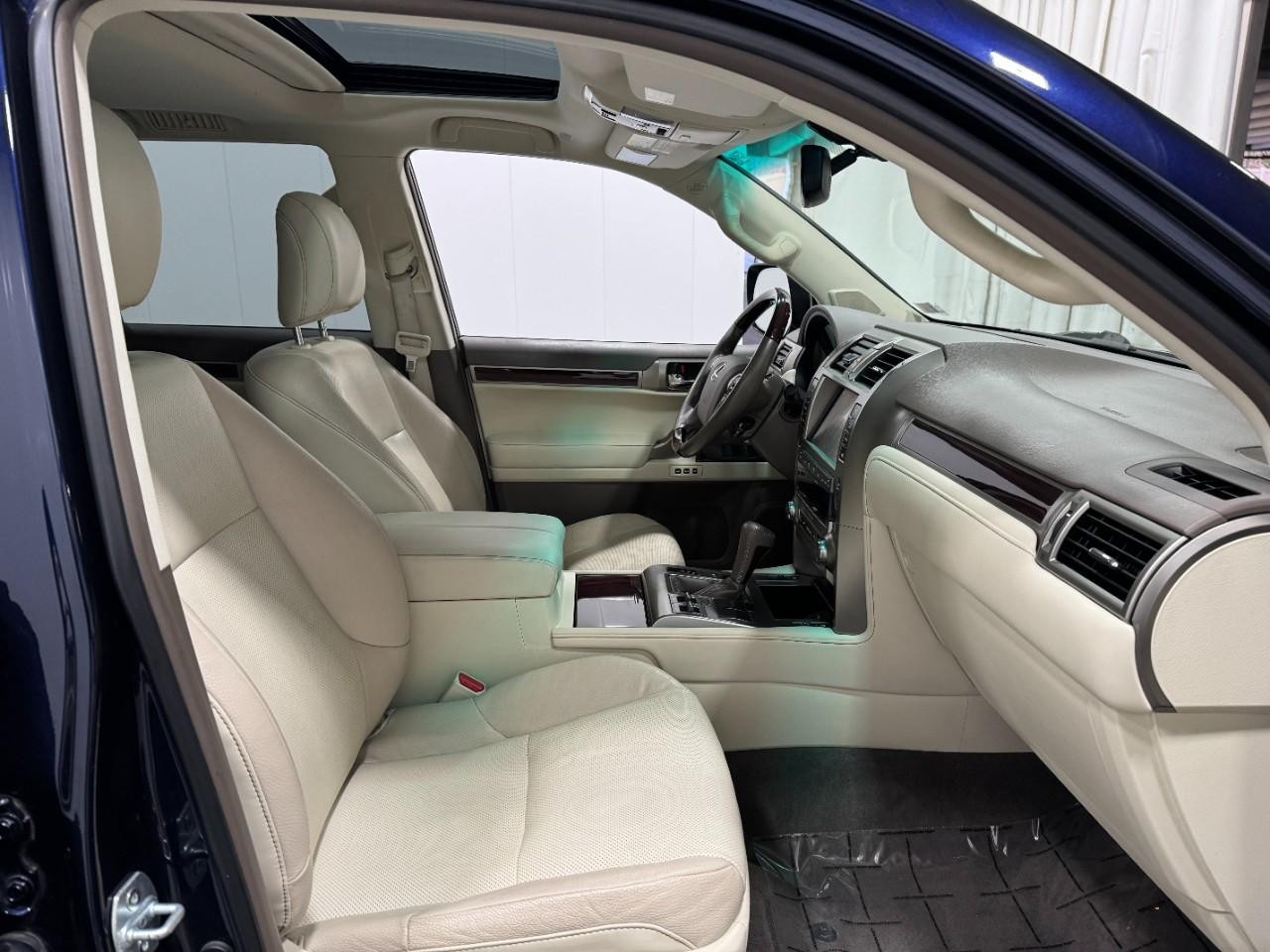 Lexus GX Vehicle Full-screen Gallery Image 19