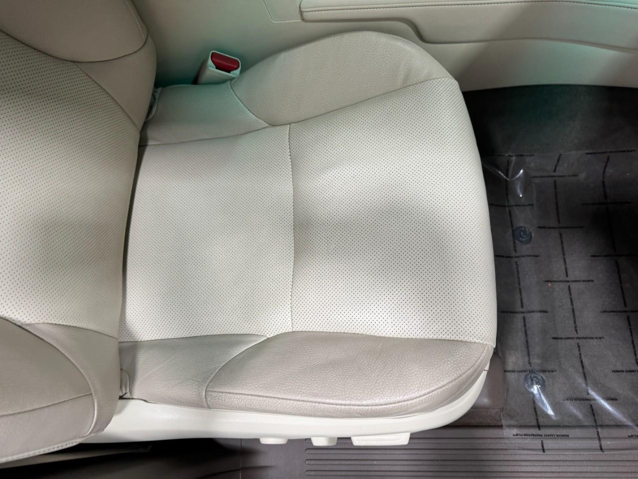 Lexus GX Vehicle Full-screen Gallery Image 20