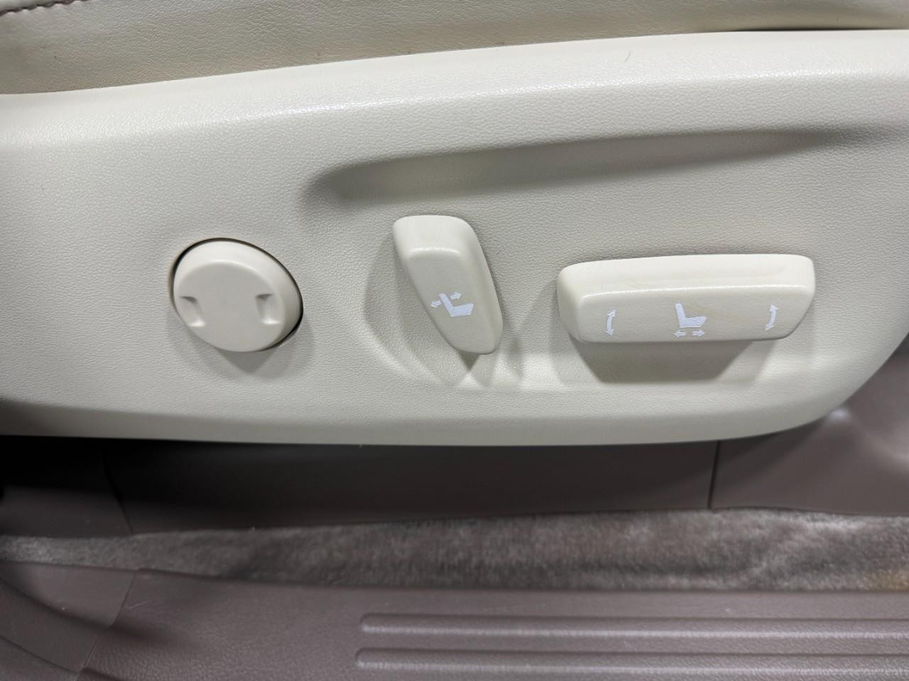 Lexus GX Vehicle Full-screen Gallery Image 21