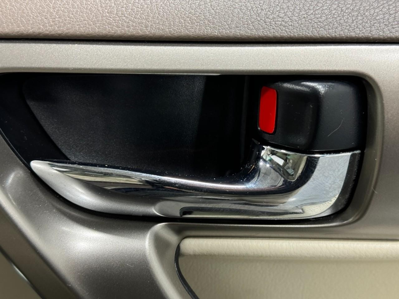 Lexus GX Vehicle Full-screen Gallery Image 22