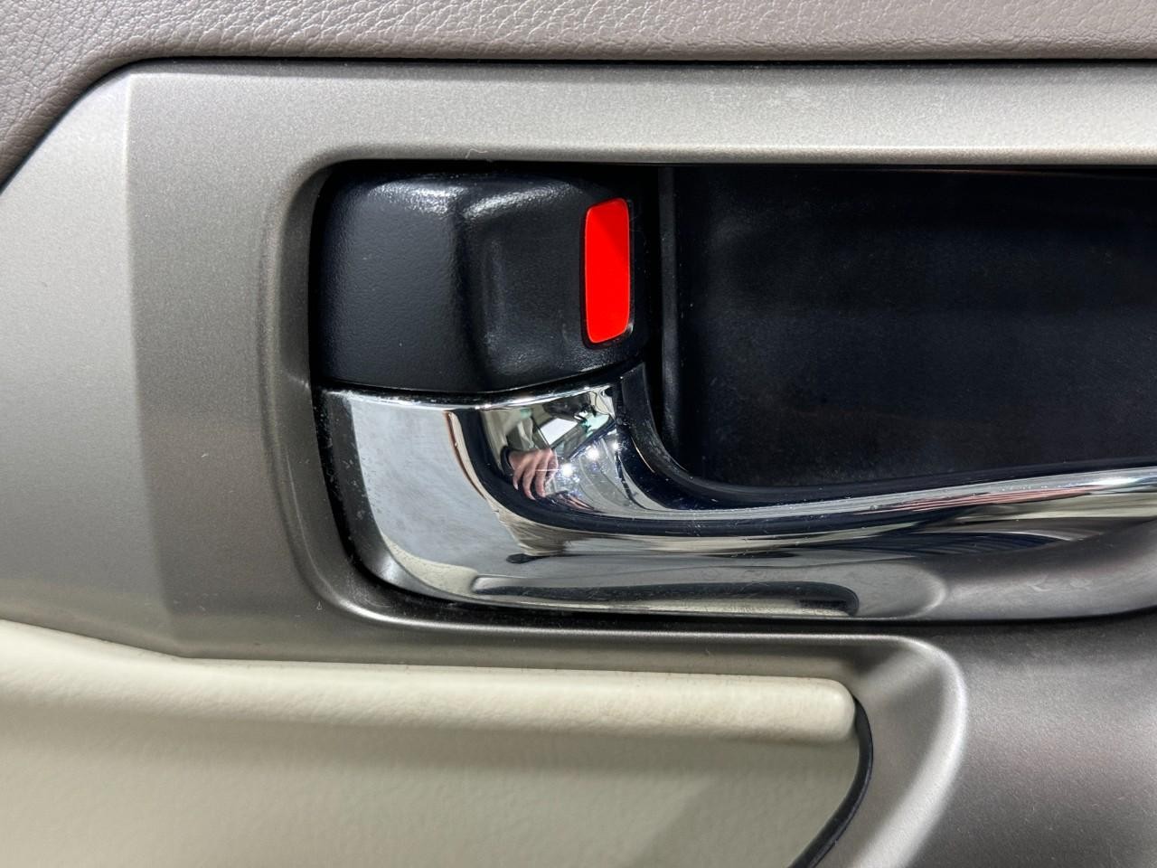 Lexus GX Vehicle Full-screen Gallery Image 25