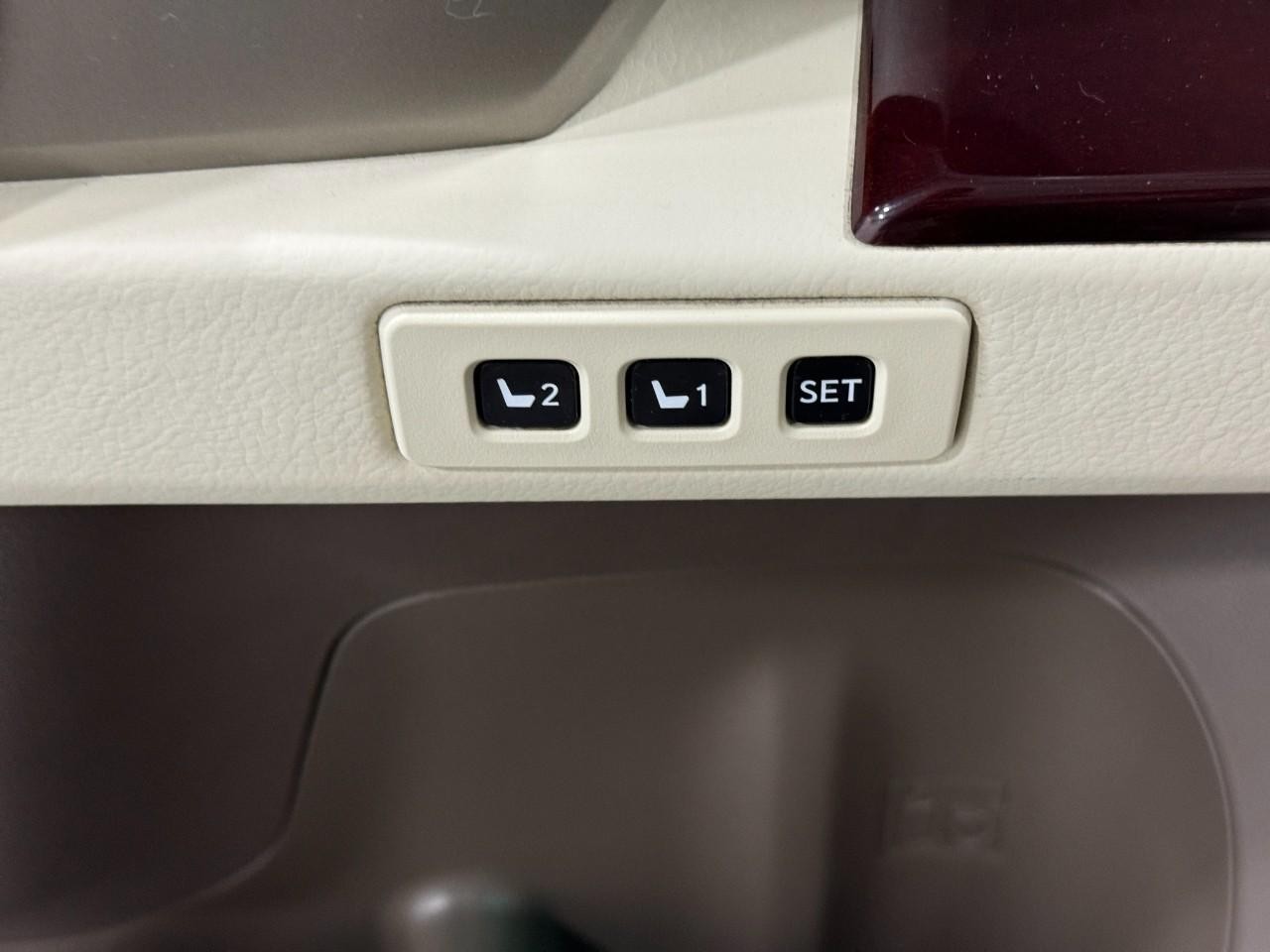 Lexus GX Vehicle Full-screen Gallery Image 26