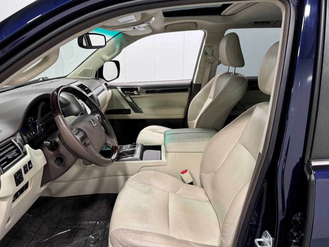 Lexus GX Vehicle Full-screen Gallery Image 27