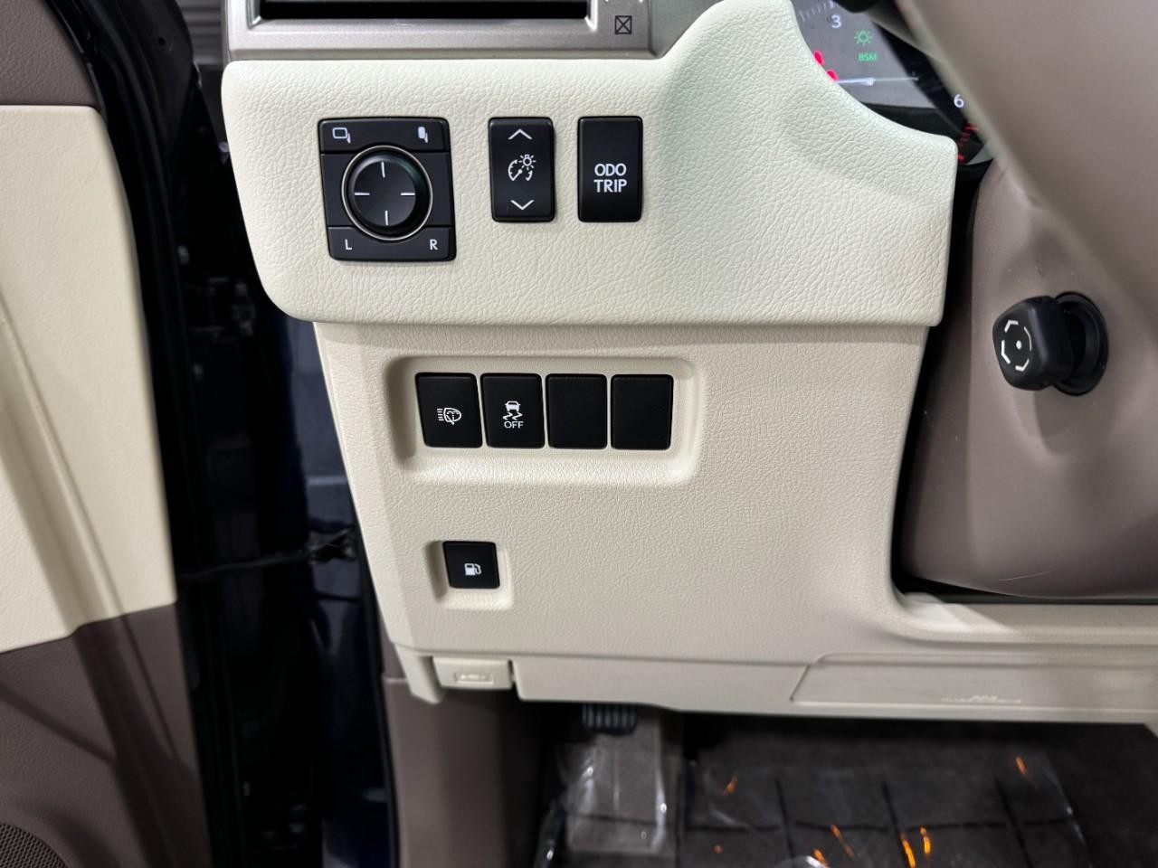 Lexus GX Vehicle Full-screen Gallery Image 30