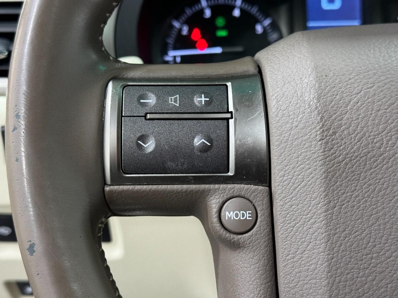 Lexus GX Vehicle Full-screen Gallery Image 31