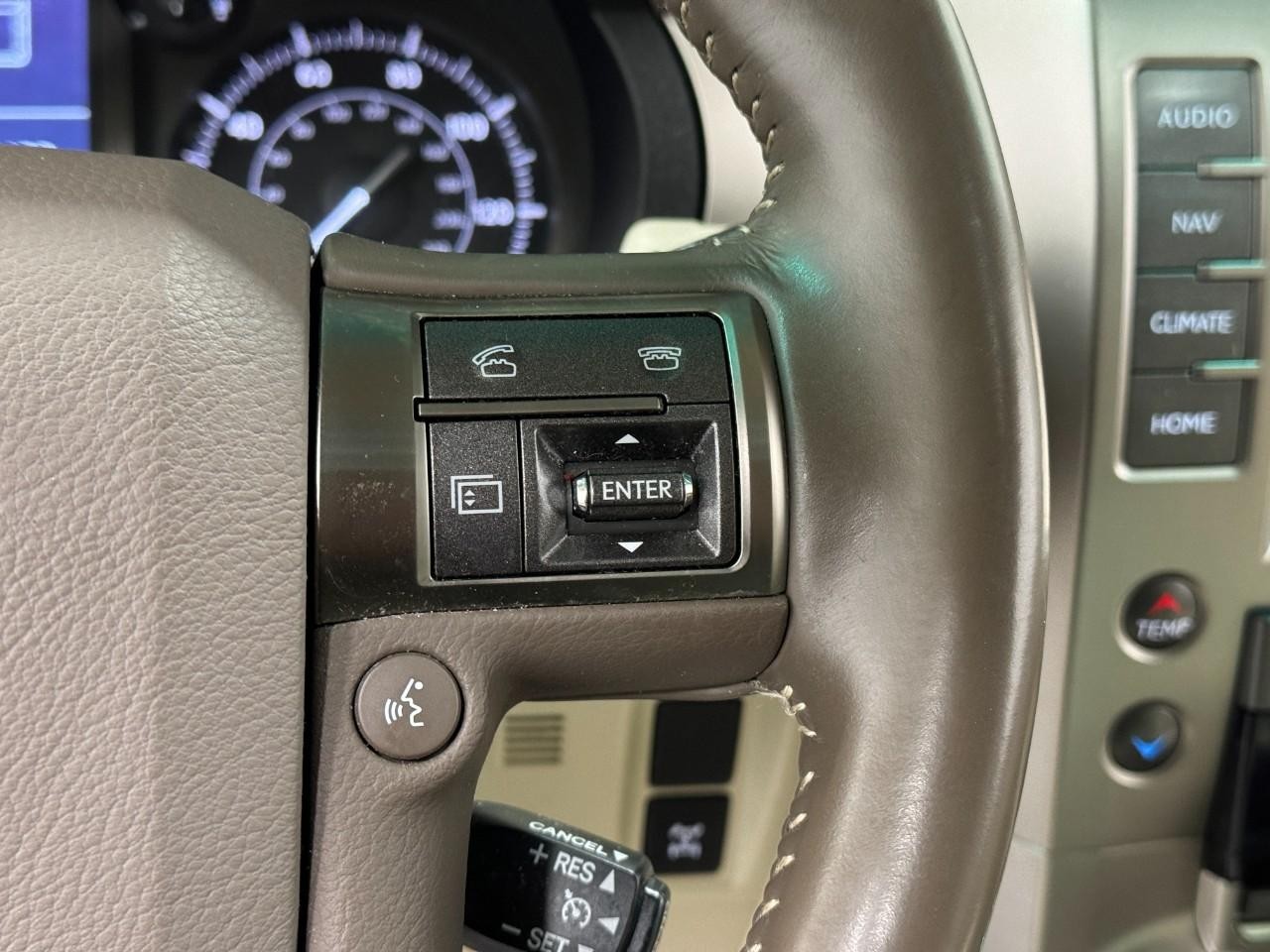 Lexus GX Vehicle Full-screen Gallery Image 32