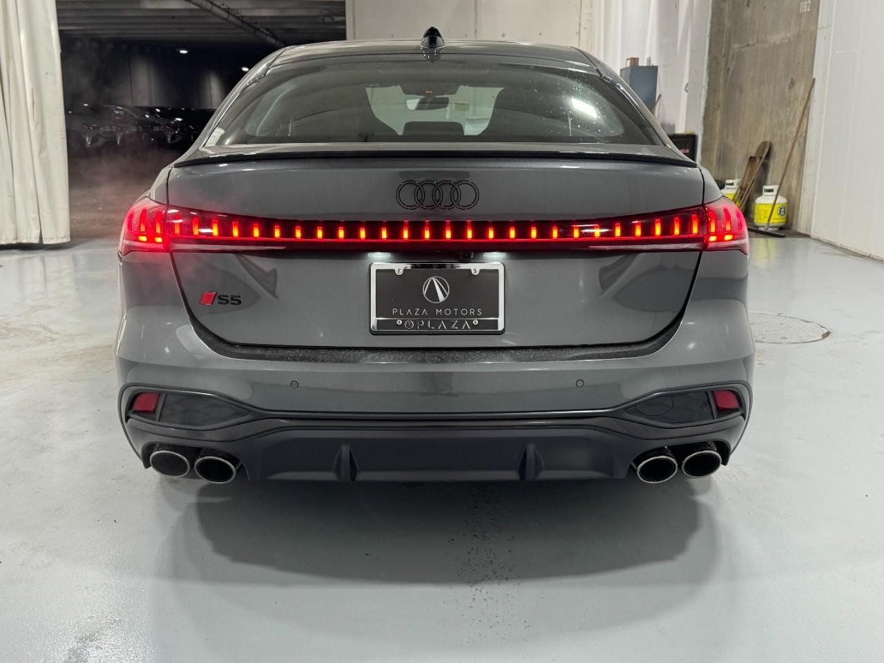 Audi S5 Vehicle Full-screen Gallery Image 9