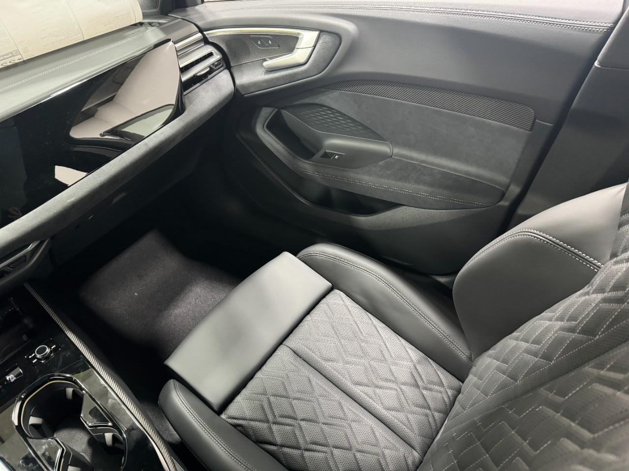 Audi S5 Vehicle Full-screen Gallery Image 17