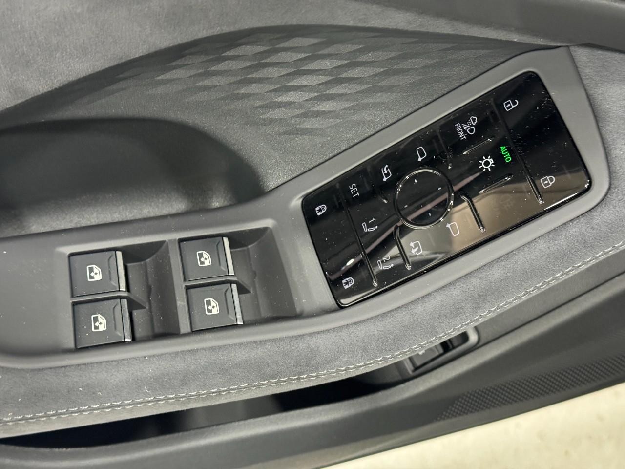 Audi S5 Vehicle Full-screen Gallery Image 23