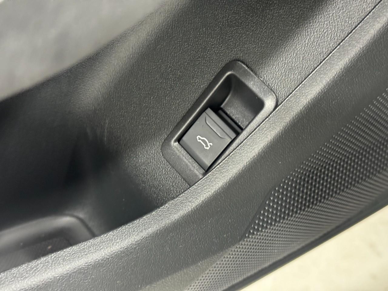 Audi S5 Vehicle Full-screen Gallery Image 24