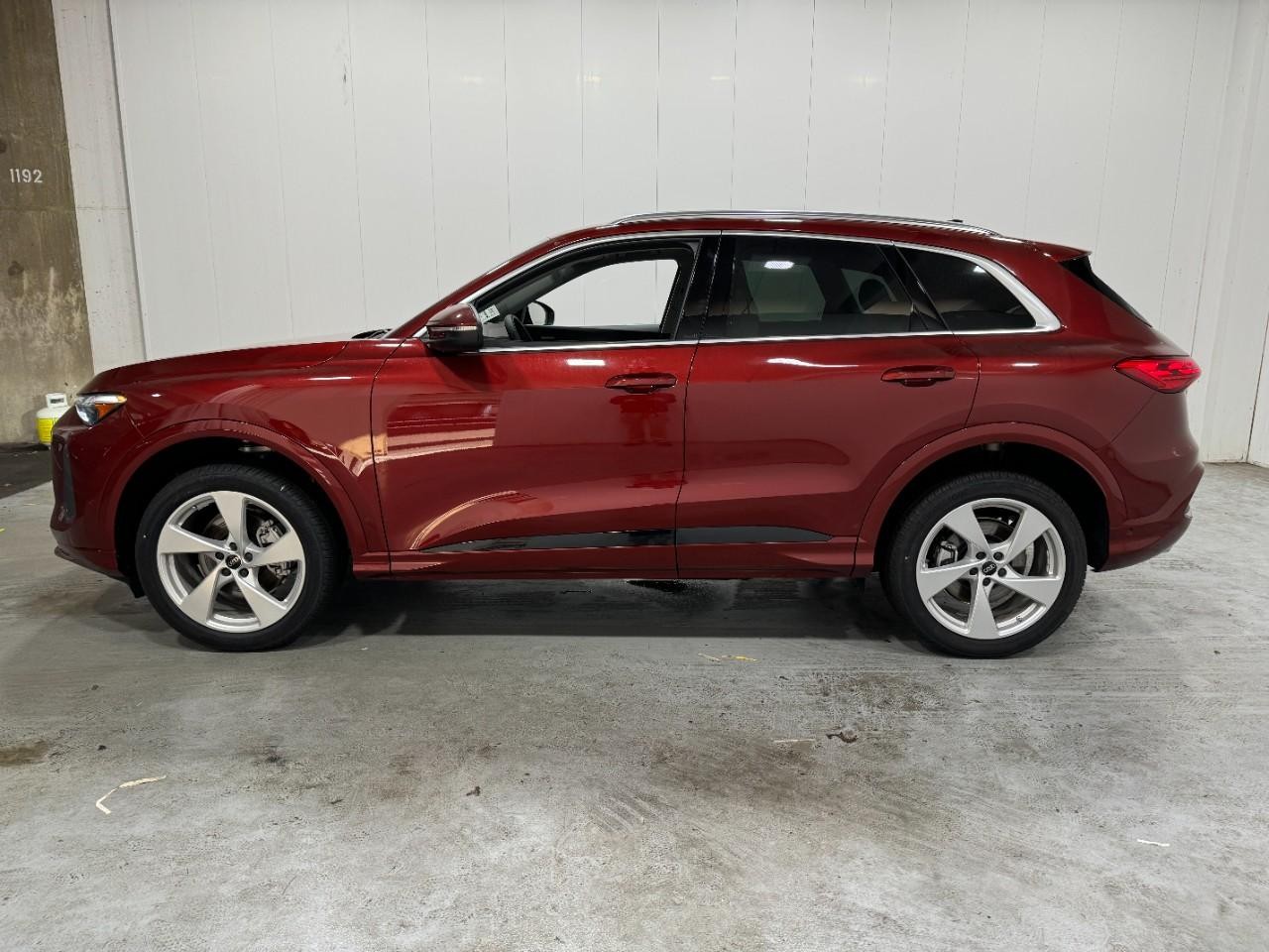 Audi Q5 Vehicle Full-screen Gallery Image 2