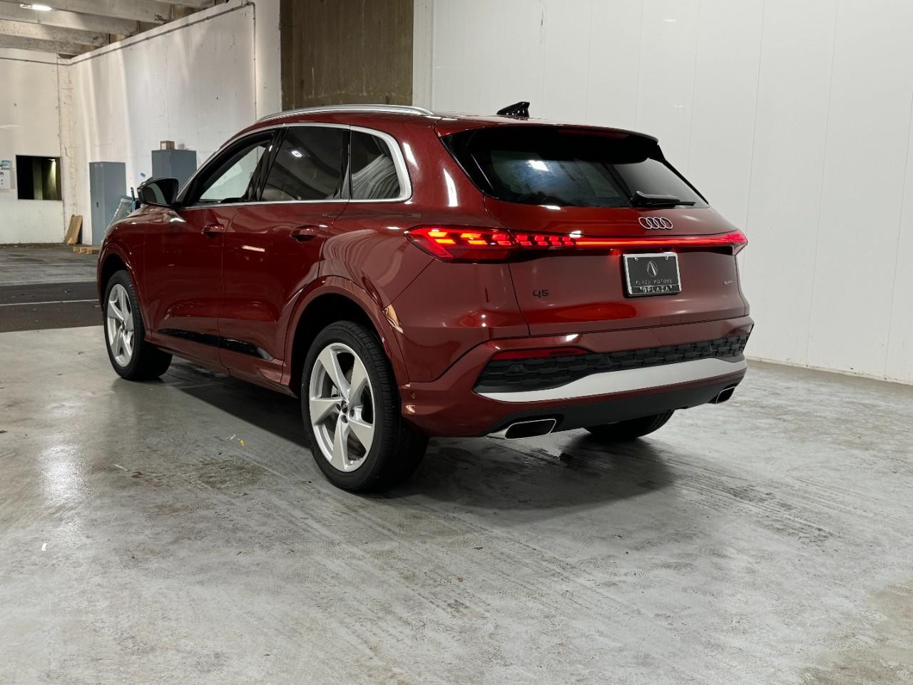 Audi Q5 Vehicle Full-screen Gallery Image 3