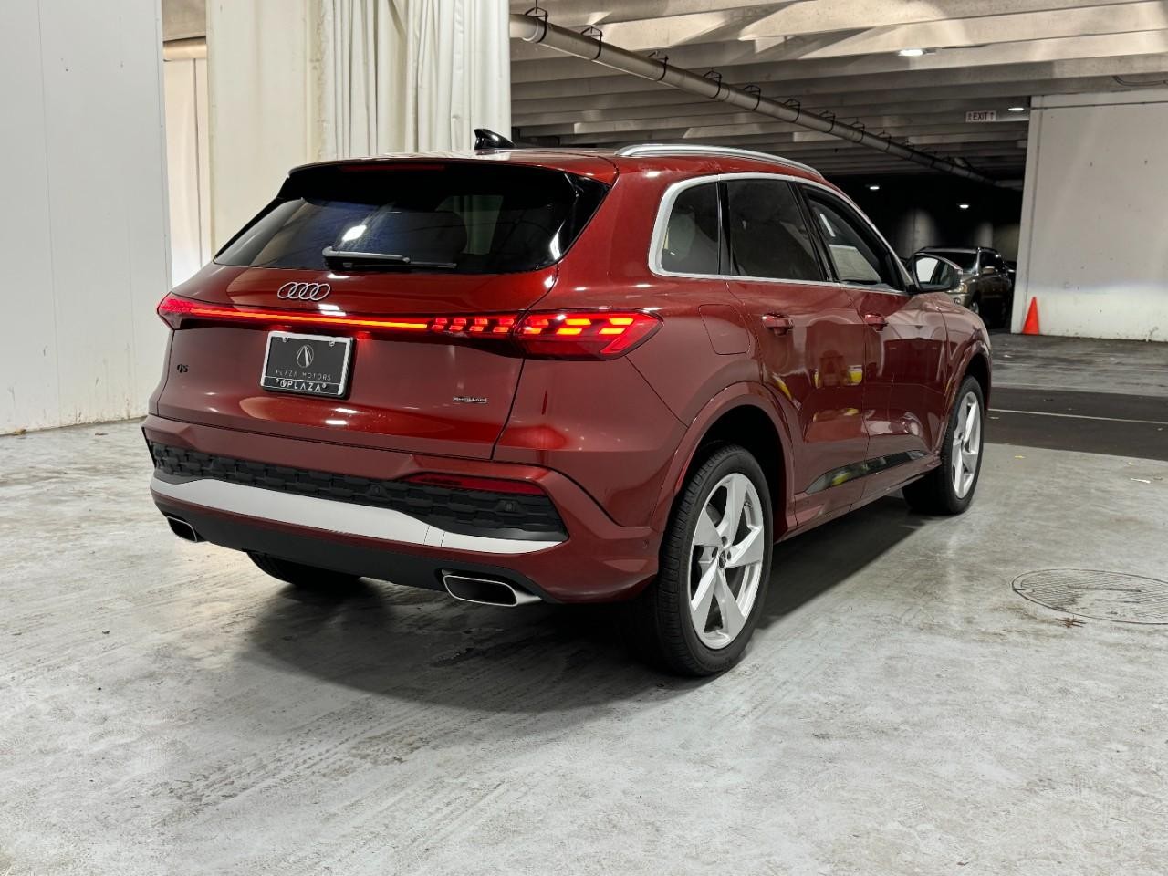 Audi Q5 Vehicle Full-screen Gallery Image 4