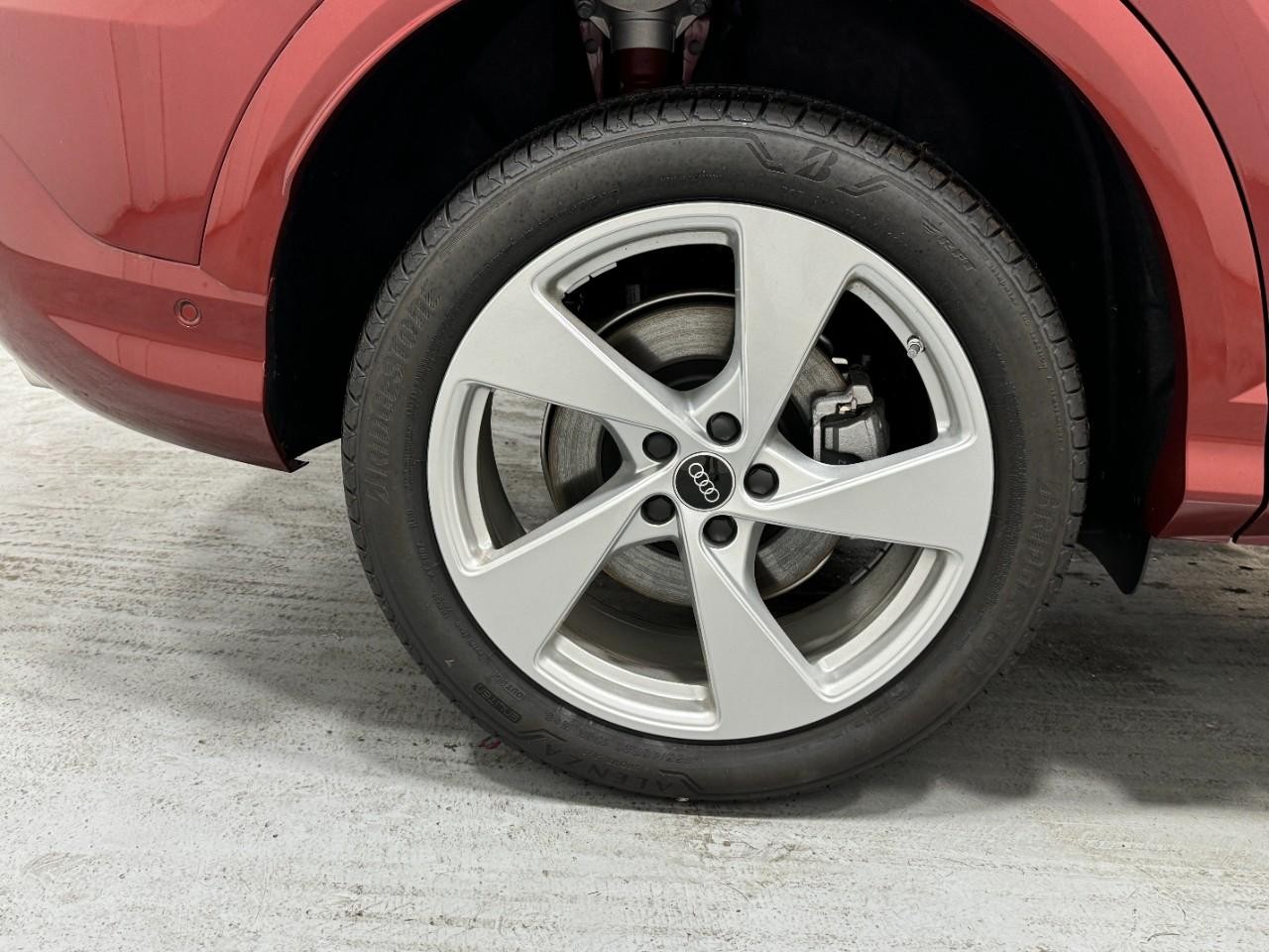 Audi Q5 Vehicle Full-screen Gallery Image 5