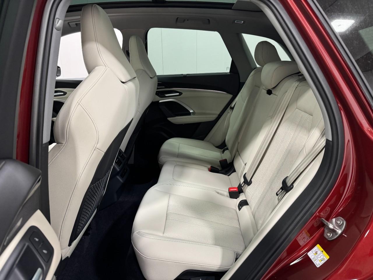 Audi Q5 Vehicle Full-screen Gallery Image 8