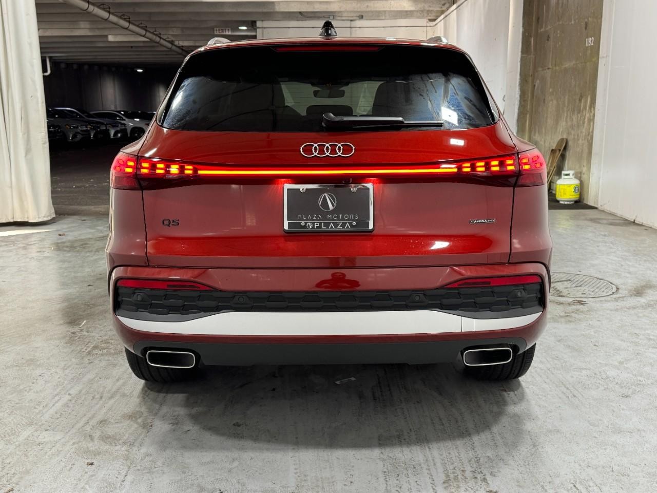 Audi Q5 Vehicle Full-screen Gallery Image 9