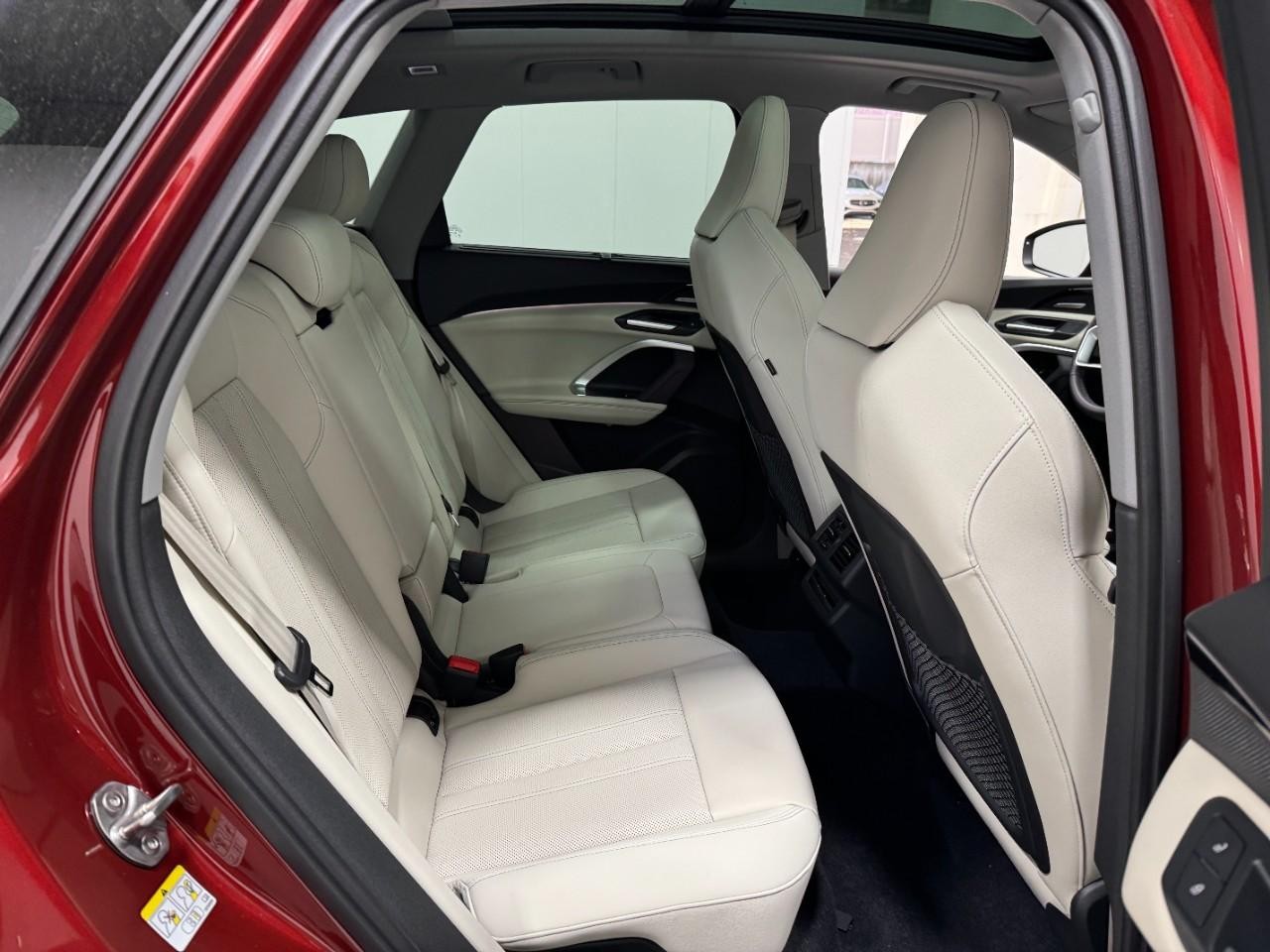 Audi Q5 Vehicle Full-screen Gallery Image 10