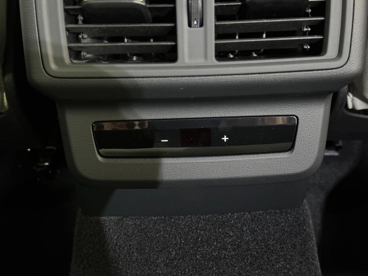 Audi Q5 Vehicle Full-screen Gallery Image 11