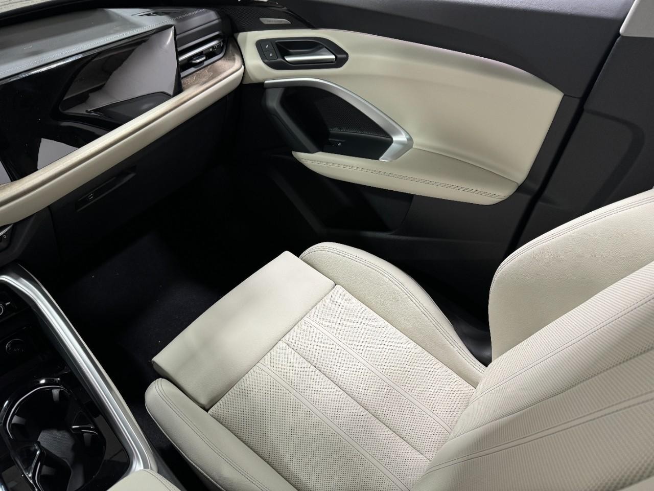 Audi Q5 Vehicle Full-screen Gallery Image 17