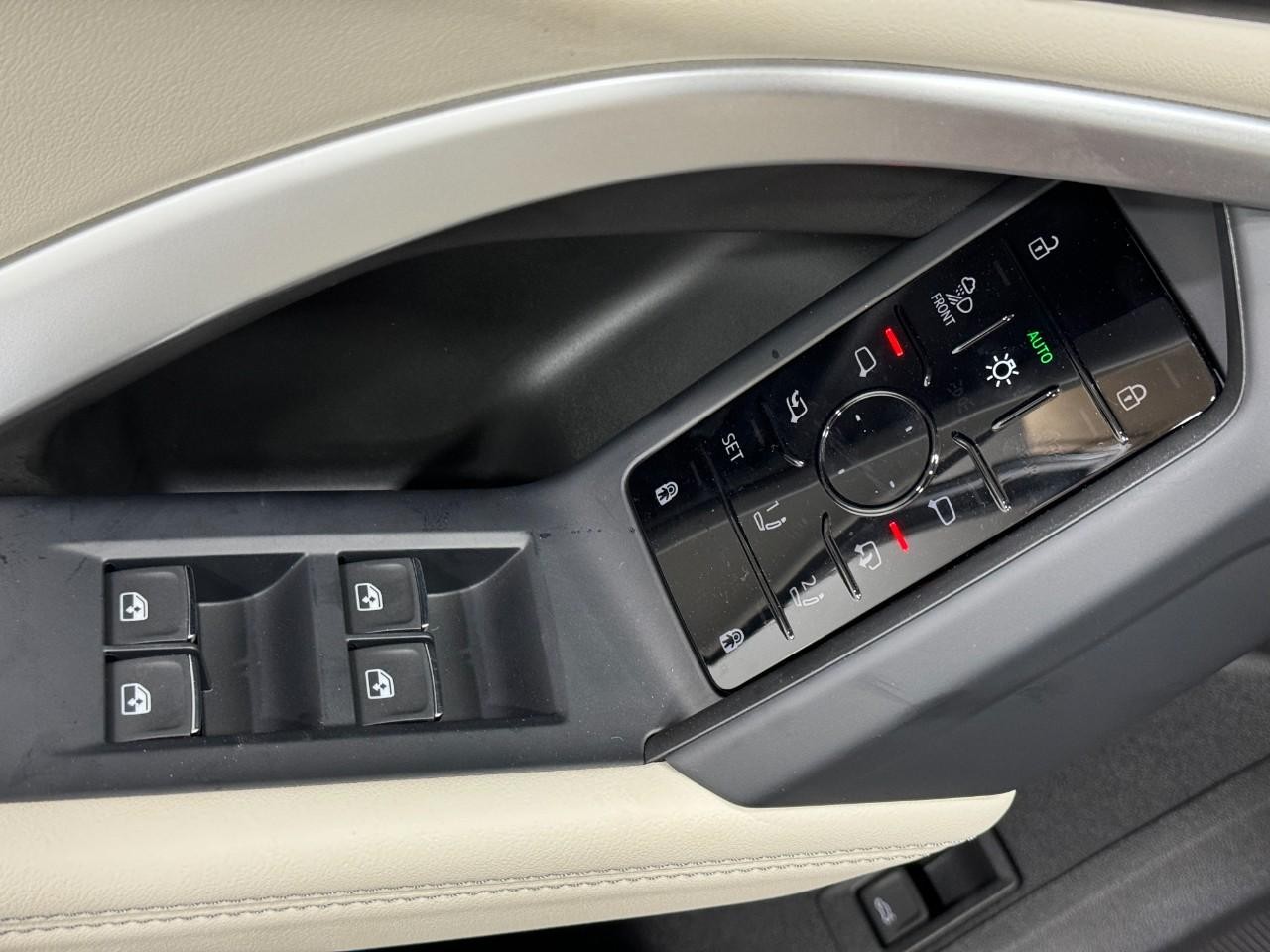 Audi Q5 Vehicle Full-screen Gallery Image 23