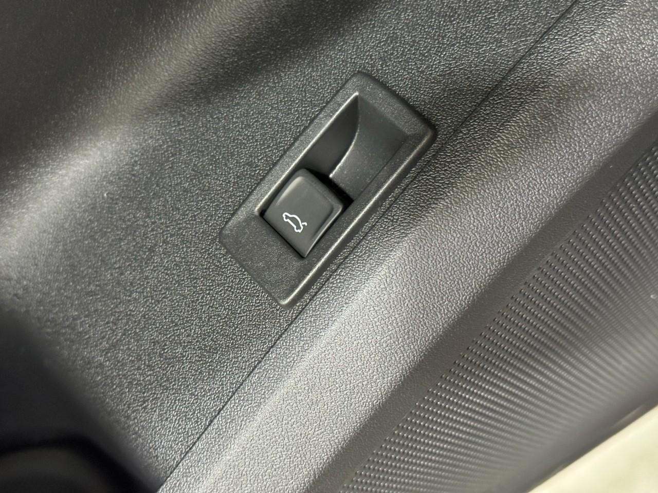 Audi Q5 Vehicle Full-screen Gallery Image 24