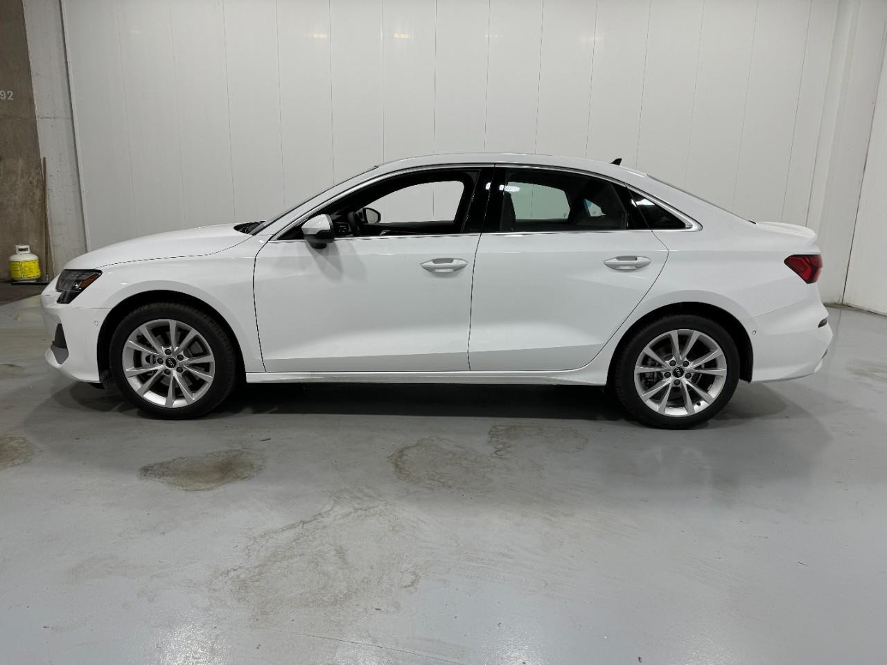 Audi A3 Vehicle Full-screen Gallery Image 2