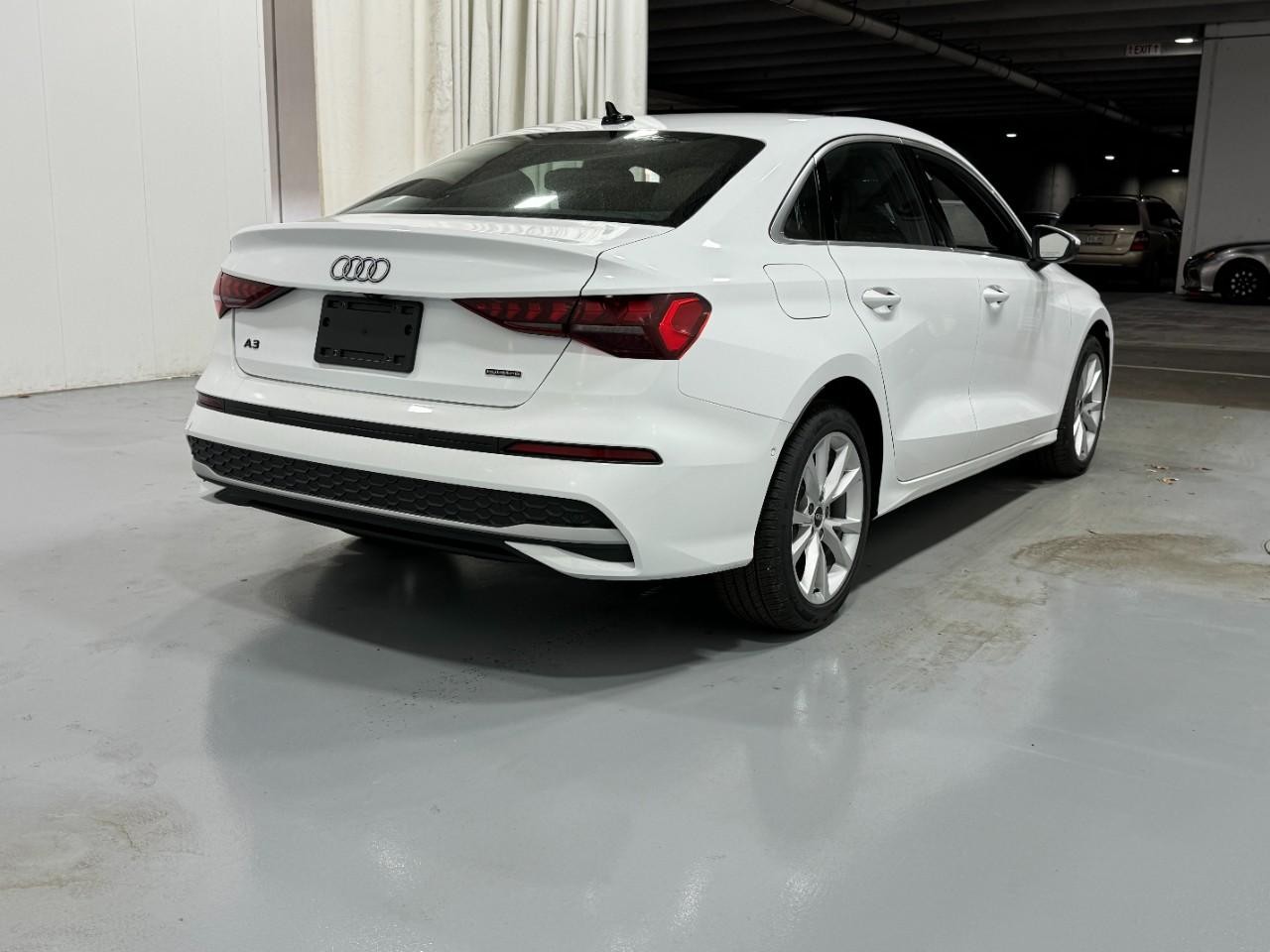 Audi A3 Vehicle Full-screen Gallery Image 4