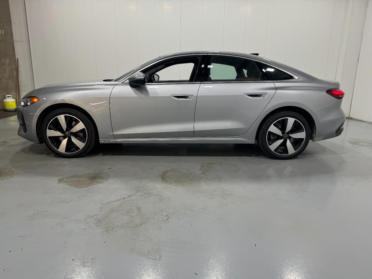 Audi A5 Vehicle Full-screen Gallery Image 2