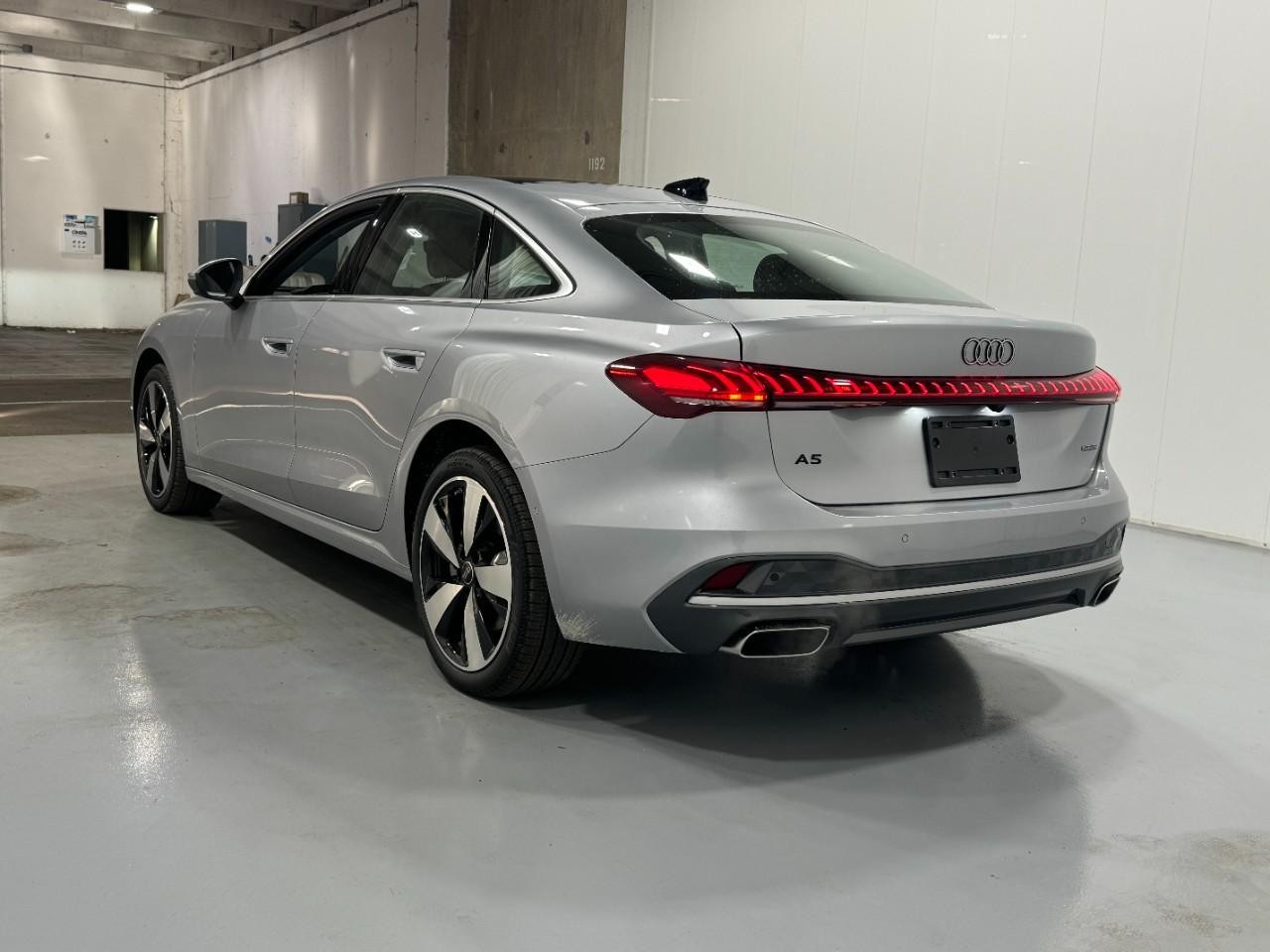 Audi A5 Vehicle Full-screen Gallery Image 3