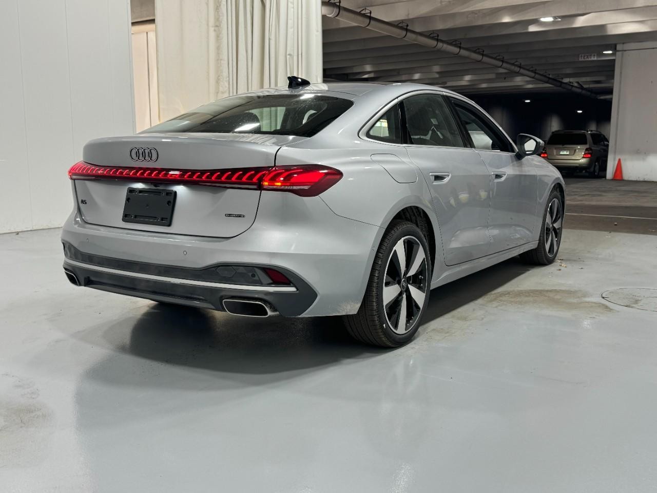 Audi A5 Vehicle Full-screen Gallery Image 4