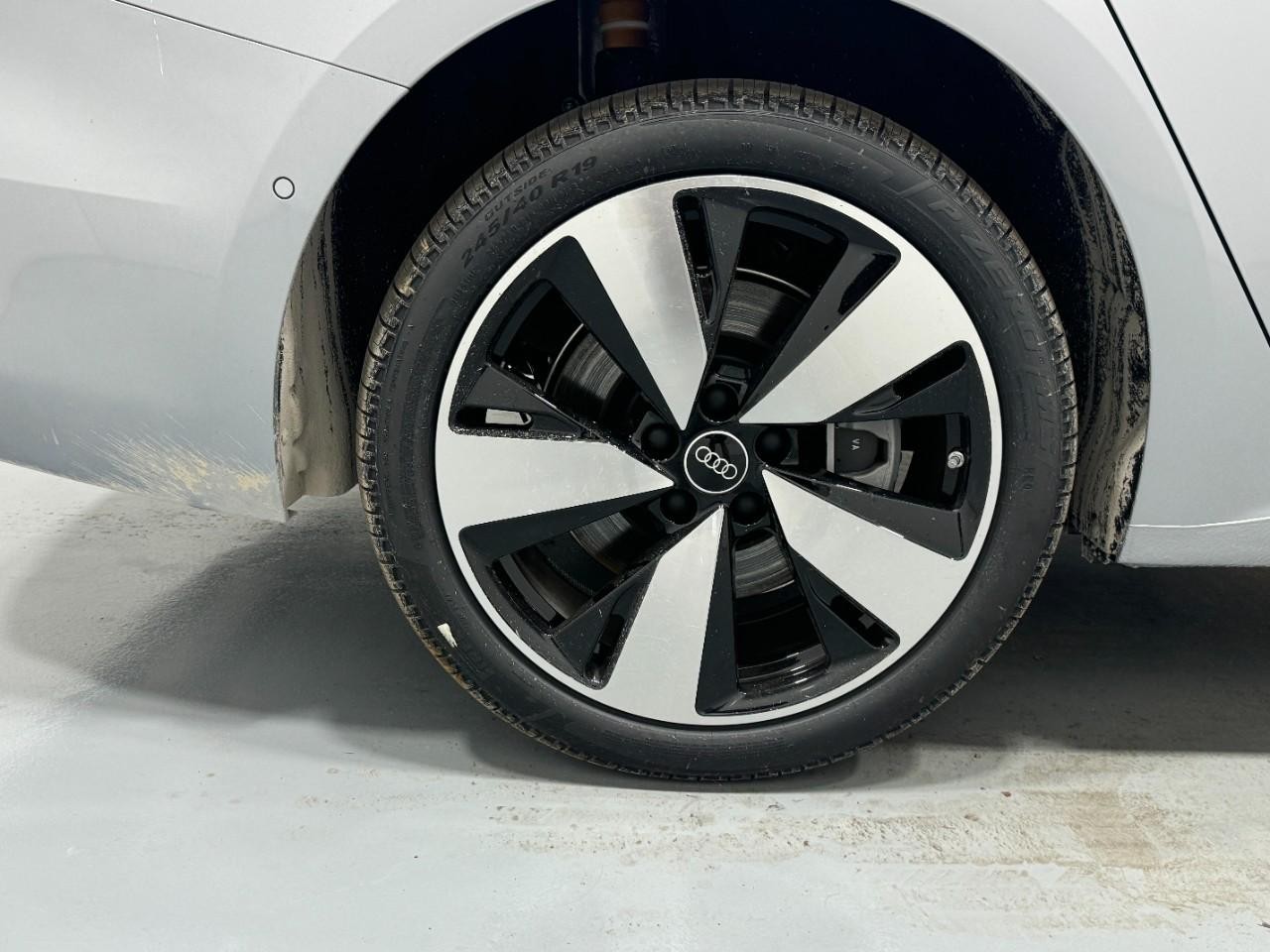 Audi A5 Vehicle Full-screen Gallery Image 5