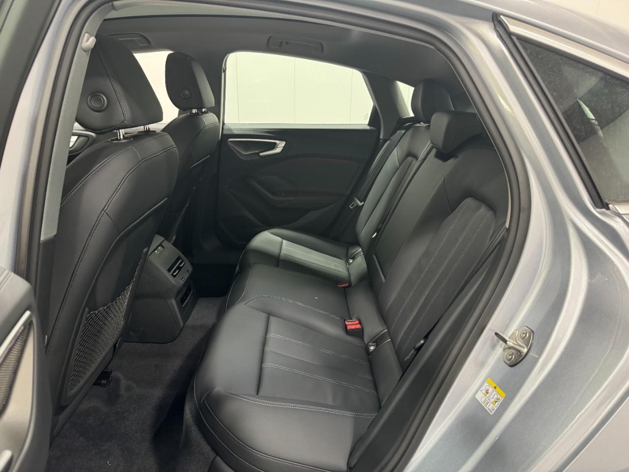 Audi A5 Vehicle Full-screen Gallery Image 8