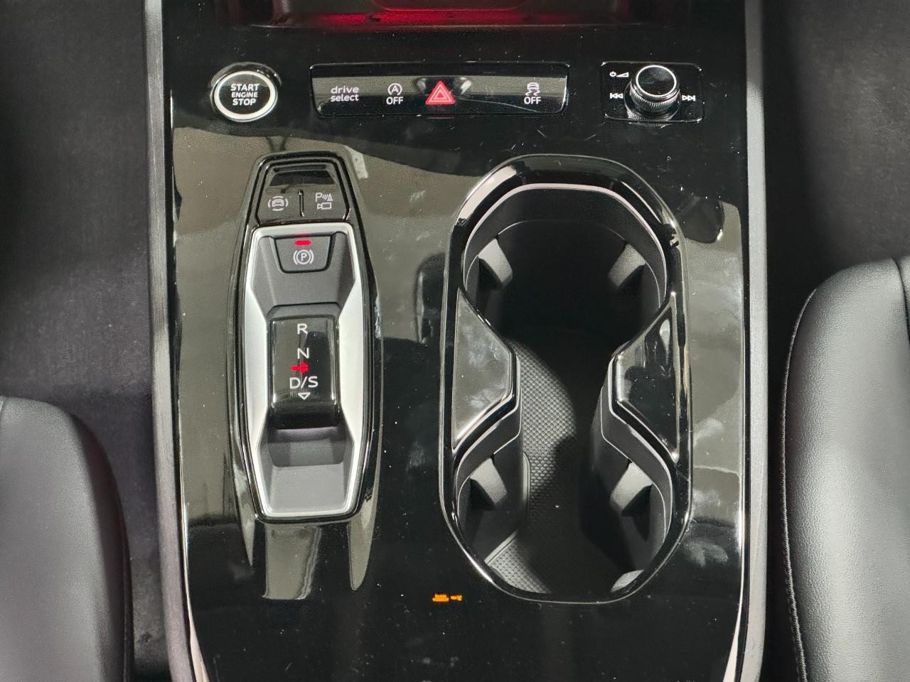 Audi A5 Vehicle Full-screen Gallery Image 16