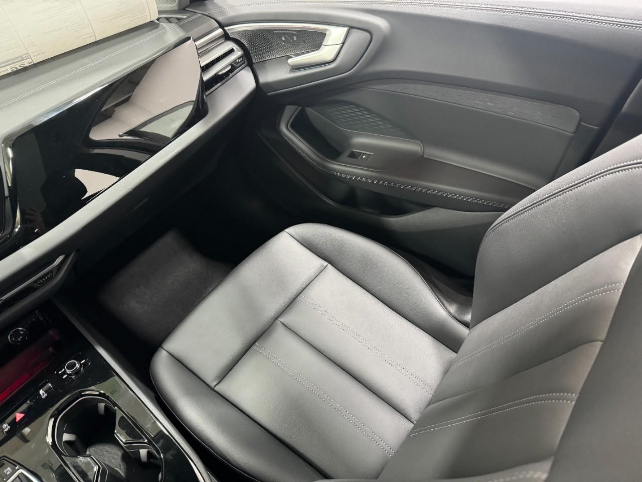 Audi A5 Vehicle Full-screen Gallery Image 17