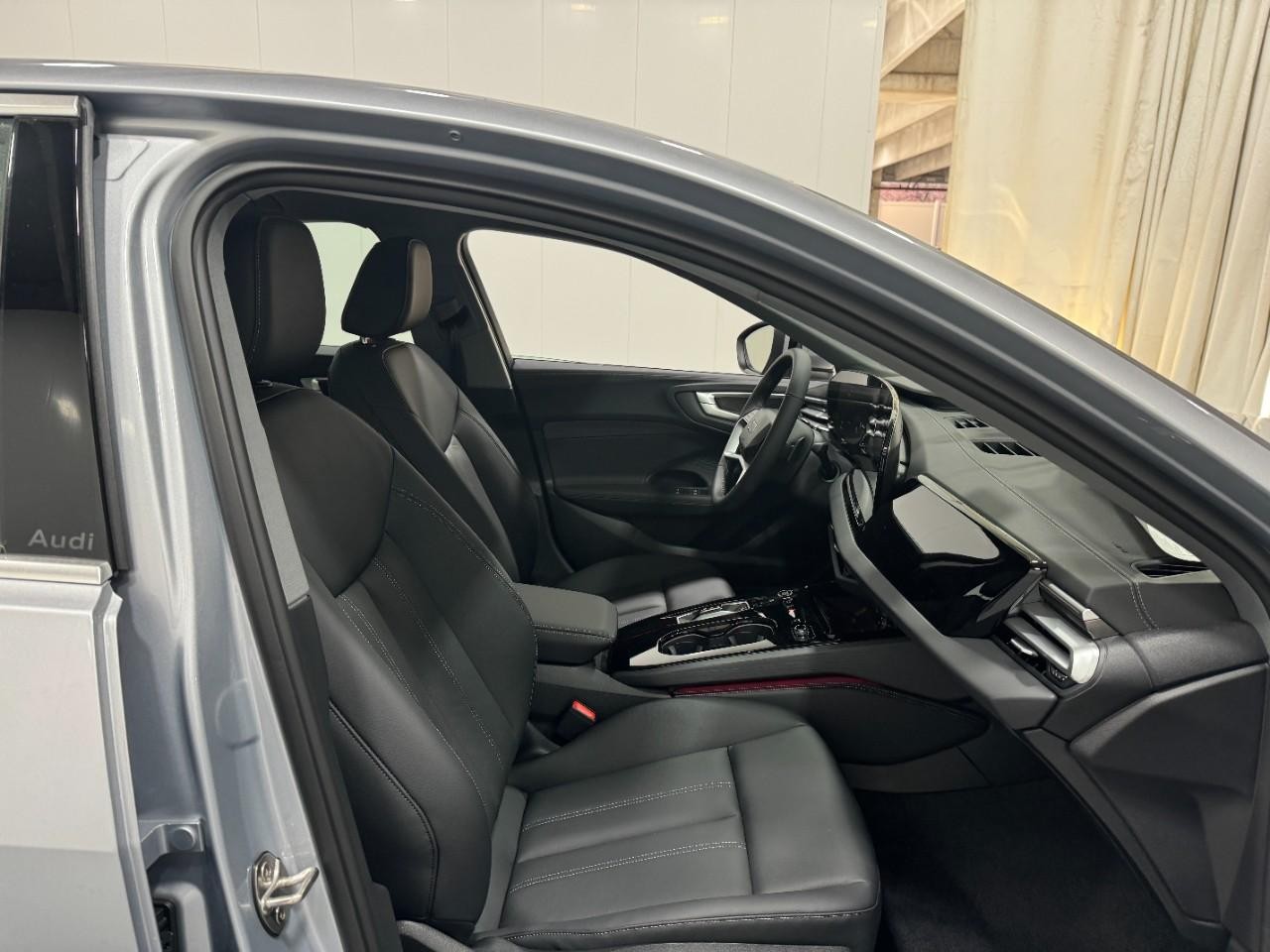 Audi A5 Vehicle Full-screen Gallery Image 18