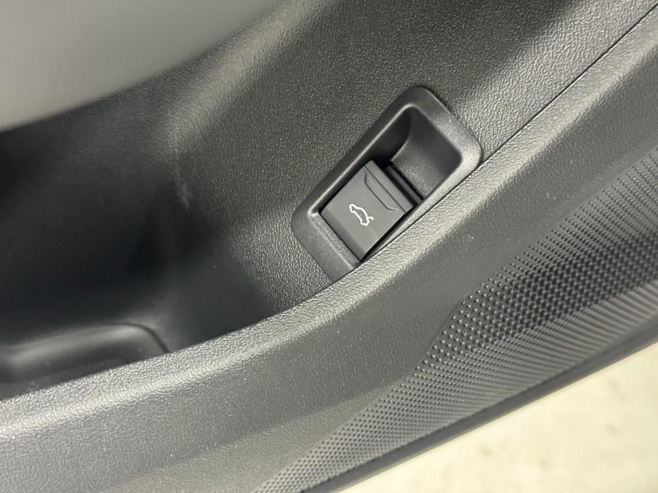 Audi A5 Vehicle Full-screen Gallery Image 24