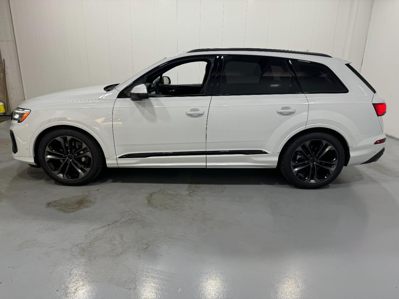Audi Q7 Vehicle Full-screen Gallery Image 2