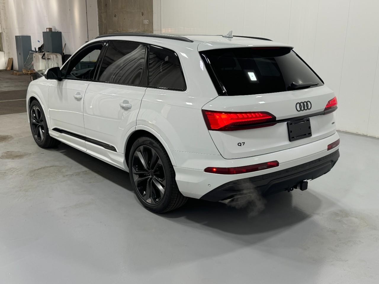 Audi Q7 Vehicle Full-screen Gallery Image 3