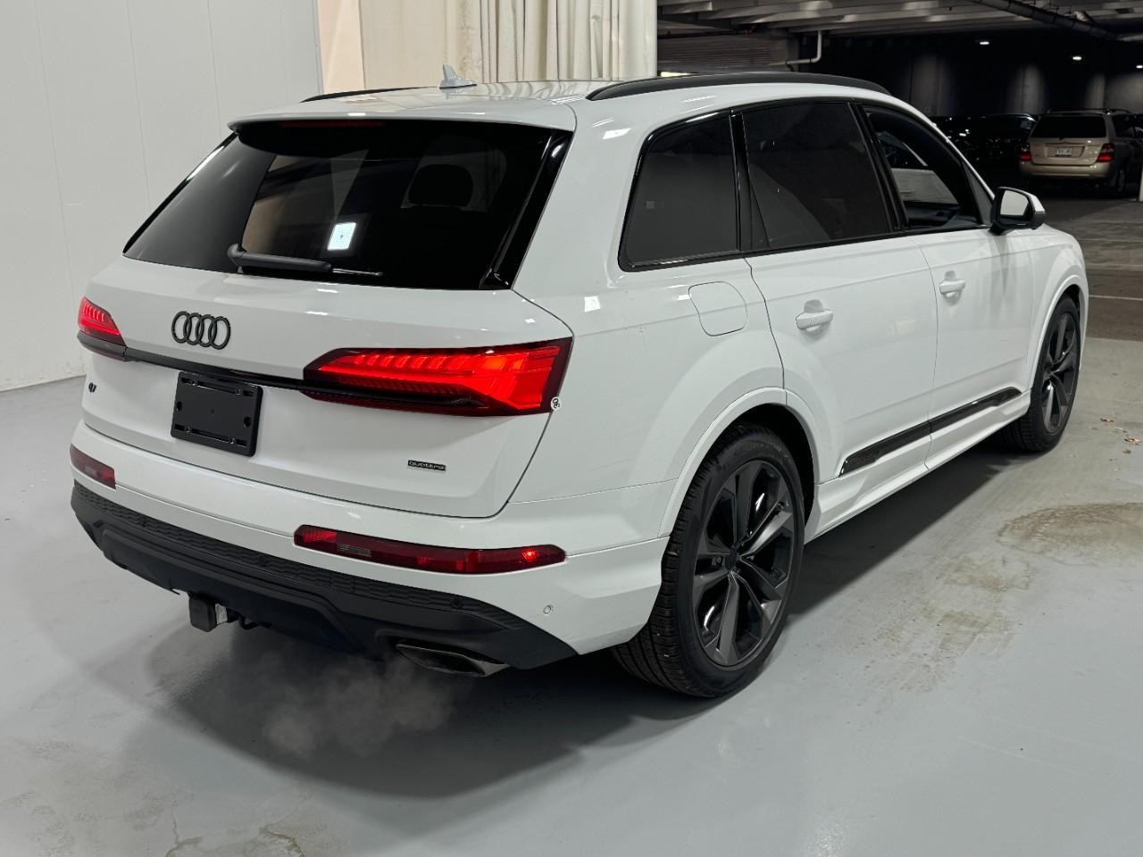 Audi Q7 Vehicle Full-screen Gallery Image 4