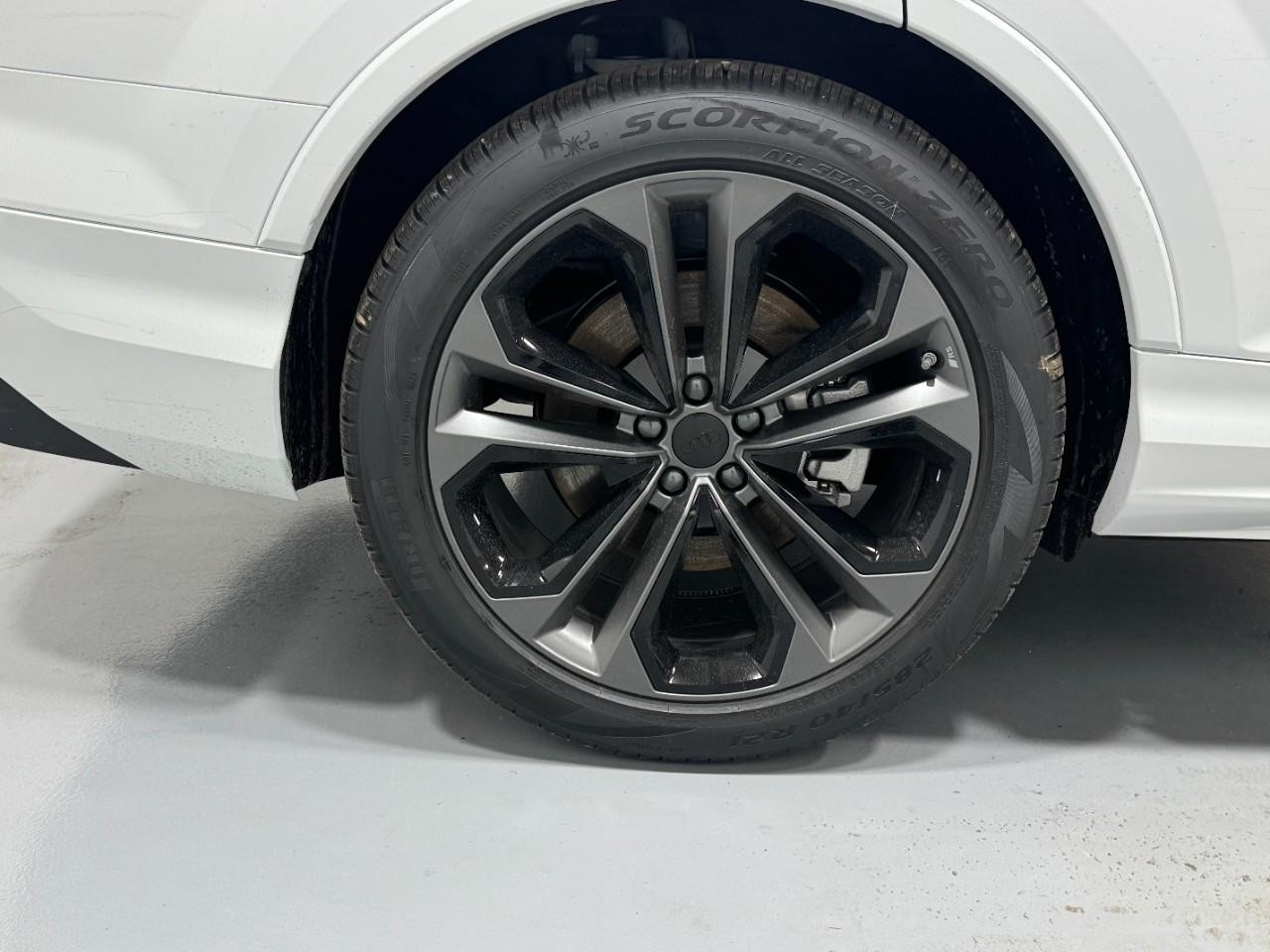 Audi Q7 Vehicle Full-screen Gallery Image 5